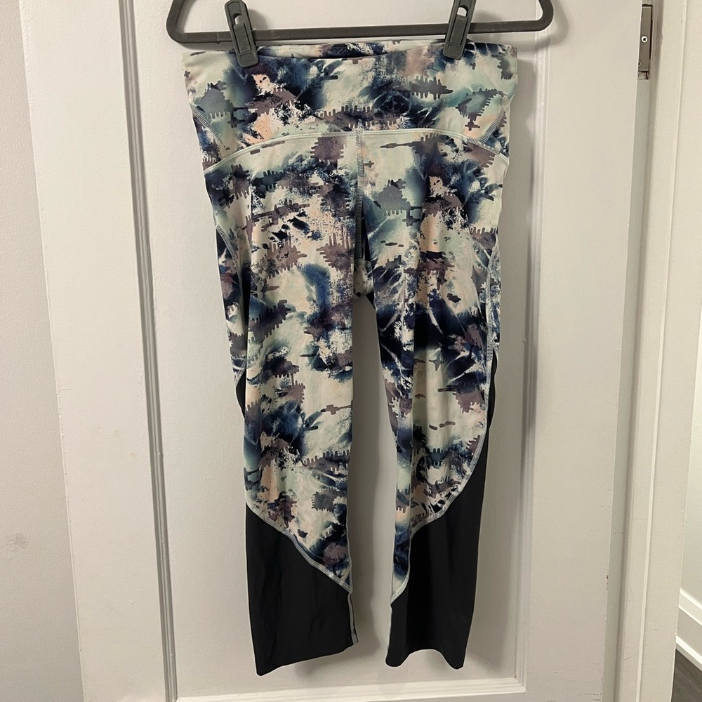 Under Armour Ankle Length Leggings w/ Black Mesh Detail
